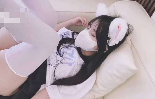 清纯少女被迫以身抵债 娇喘连连任人摆布