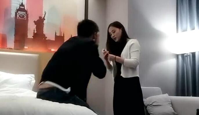 電梯暗角黑裙尤物挑逗硬漢 激烈摩擦欲火難耐直搗深處