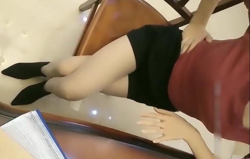 OL制服诱惑 办公桌下偷情被上司发现后强行输出