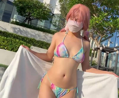 泳池邊的激情對決 猛男狂野征服濕身比基尼妹嬌喘不斷