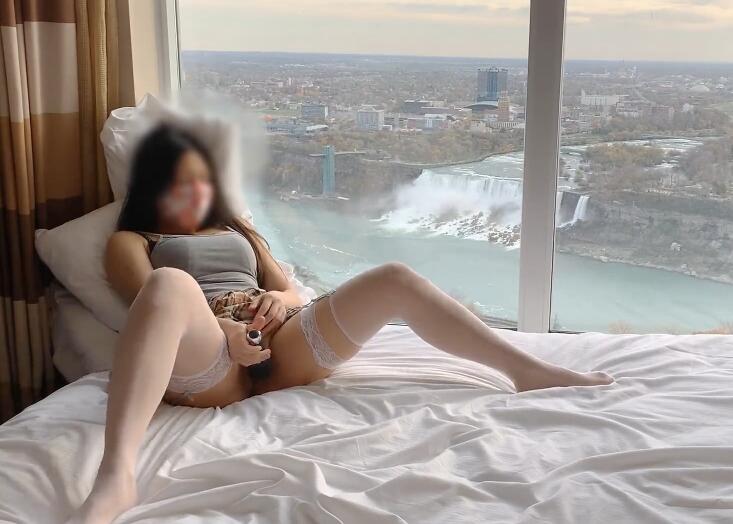 瀑布下湿身自慰狂潮 激烈快感喷涌全身湿透