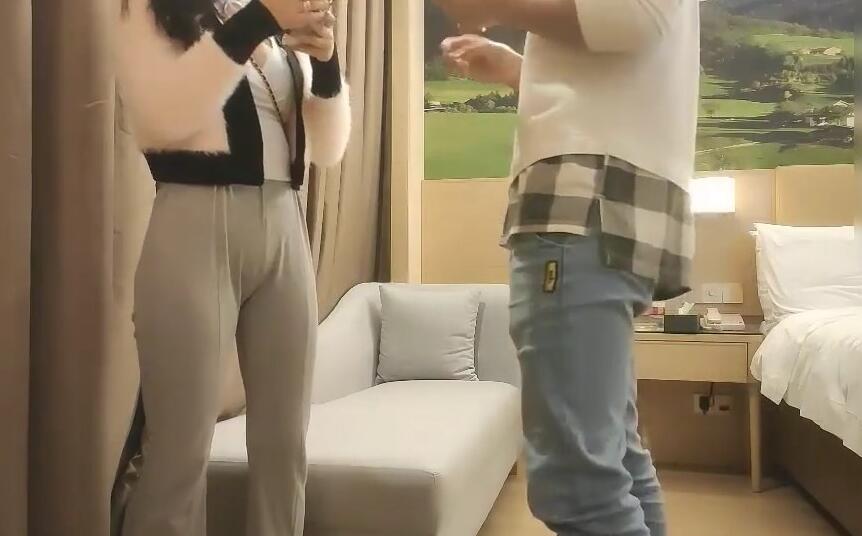 一屌极品01-28 办公室OL制服诱惑 欲拒还迎眼神勾魂