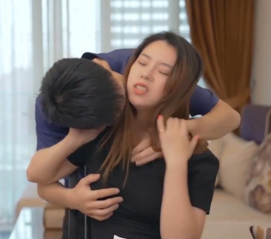 家教夜袭丰满表姐 禁忌交缠欲罢不能