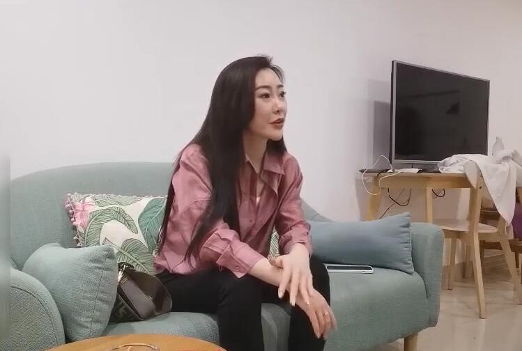 小祁探花02-24 高冷女上司黑丝足交，办公桌激情潜规则