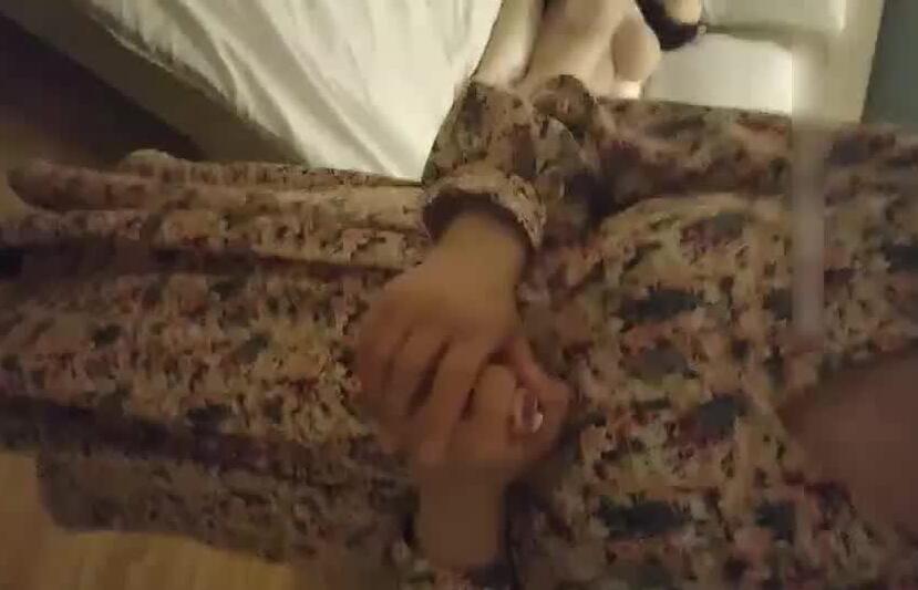 监控实录！霸道顾客强压老板娘 激烈挣扎反被欲望吞噬