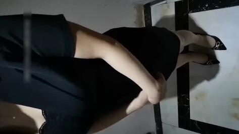 美艳房东夜袭租客，卧室激情难挡熟女诱惑