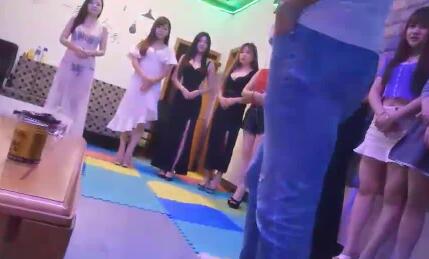 05-15会所真人选妃夜场直击，香艳互动撩拨欲望极限