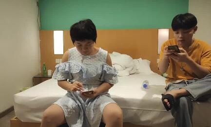 球馆偶遇火辣舞娘 深夜球场激情四射狂欢