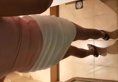 哥出差嫂子独守空房 打扫时被小叔子从后突袭硬上