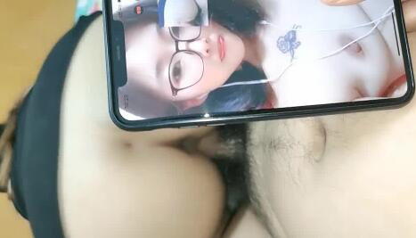 夫妻激情实录-老公边干边偷瞄辣妹自慰高潮