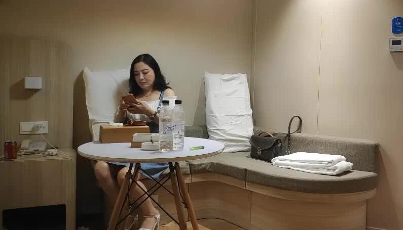 贵妇重金包养小狼狗 夜夜笙歌沉沦肉体欢愉