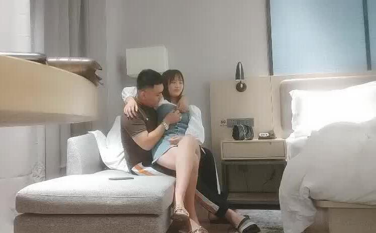 小锋寻花07-03 青涩少女初次拍摄紧张到发抖 纯真反应全程记录