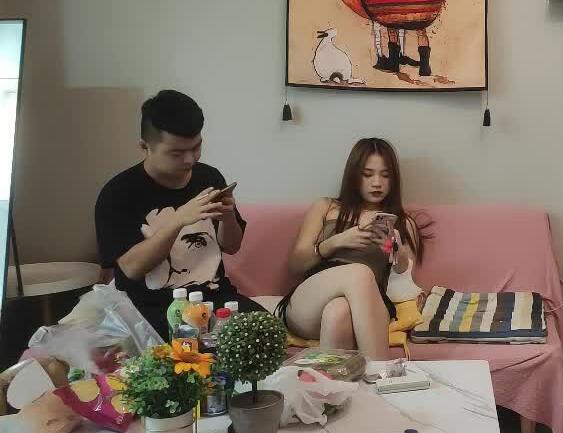 08-08丰满小妹专挑熟女激情碰撞