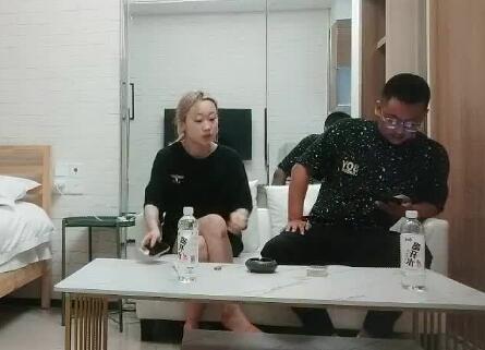 探花小米08-04黄发辣妹激情约啪 骚气外围女主动骑乘