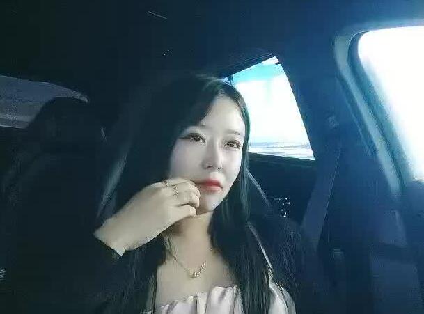 08-01离异少妇豪车约会 拜金女激情车内缠绵