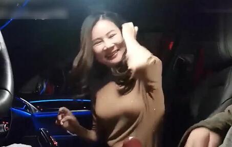 土豪Pickupgirl车震实录-嫩妹豪车内激情四射