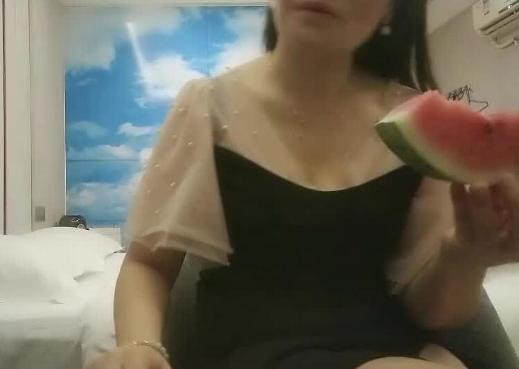 租客借口尝鲜西瓜强行征服美艳房东激情碰撞