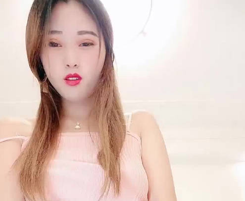 饥渴女友主动勾引硬上男友激情缠绵