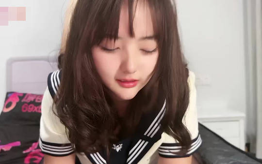 學霸校花深夜食堂獨享吮指雞塊 濕唇舔醬誘惑直擊