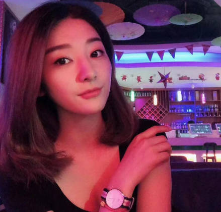 趁客廳沒人注意 偷偷潛入房間與表姐激烈纏綿到呻吟不止