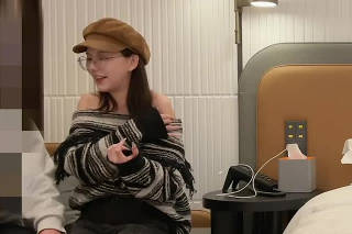 王安全 文藝女神深夜私密約會 眼鏡制服下的慾望解放實錄