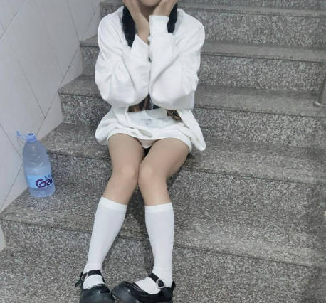 趁女儿熟睡偷偷自慰 人妻在家无人时疯狂发泄欲望