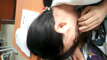 教室激情实录！学霸妹课桌下偷吃被当场抓包